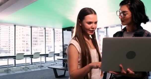 Zufriedene Weibliche Führungskräfte Mit Laptop Büro — Stockvideo