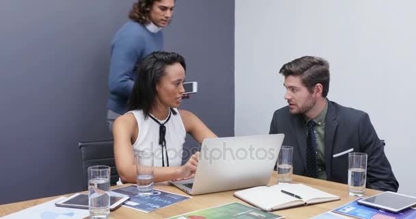 Grupo Ejecutivos Discutiendo Sobre Ordenador Portátil Escritorio Oficina — Vídeos de Stock