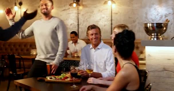 Arkadaşlar Birbirlerini Tebrik Restoran Grup — Stok video