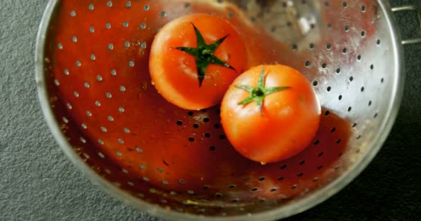 鍋にトマトのクローズ アップ — ストック動画