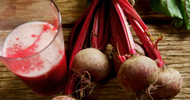 Primer Plano Rábano Con Jugo Rábano Mesa Madera — Vídeos de Stock