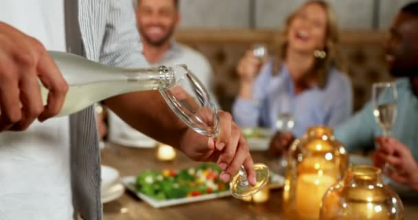 Mann Serviert Seinen Freunden Champagner Esstisch Restaurant — Stockvideo