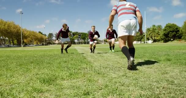 Jogador Rugby Correndo Segurando Bola Campo — Vídeo de Stock