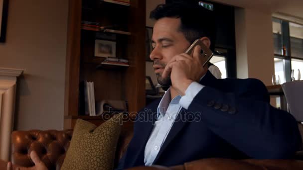 Biznesmen Rozmowy Telefon Komórkowy Hotelu — Wideo stockowe