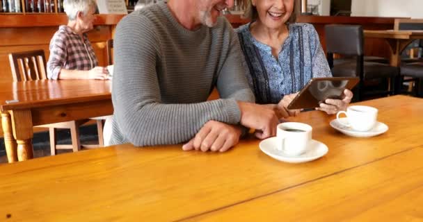 Glimlachend Senior Paar Met Behulp Van Digitale Tablet Restaurant — Stockvideo