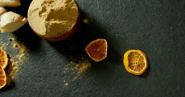 생강과 튀김된 레몬의 클로즈업 — 비디오