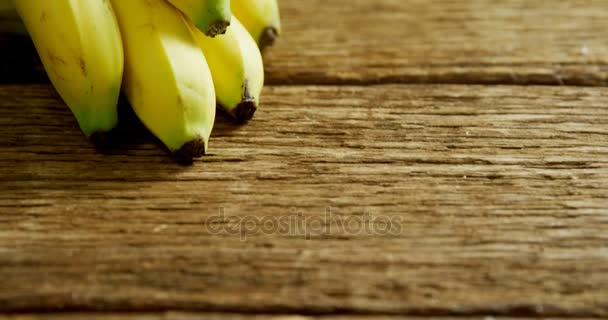 Bando Bananas Frescas Mesa Madeira — Vídeo de Stock