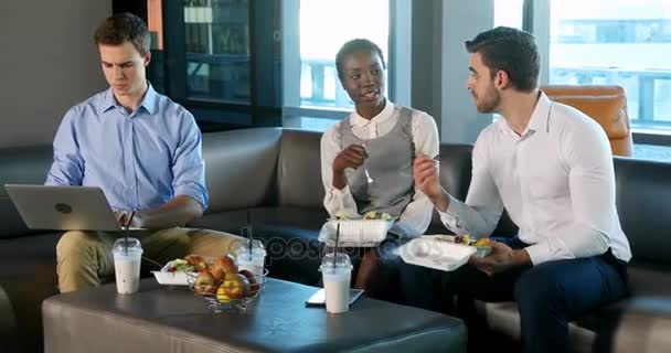 Ejecutivos Masculinos Femeninos Comiendo Bocadillos Oficina — Vídeo de stock