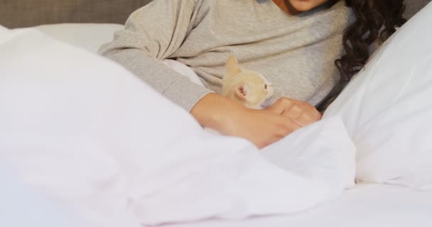 Jeune Femme Assise Sur Lit Avec Son Chat Dans Chambre — Video