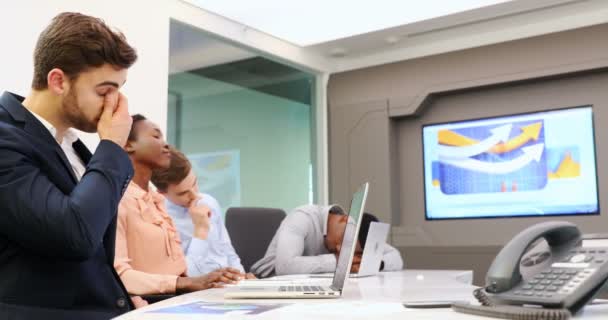 Colegas Negócios Cansados Sentados Sala Reuniões Durante Reunião — Vídeo de Stock