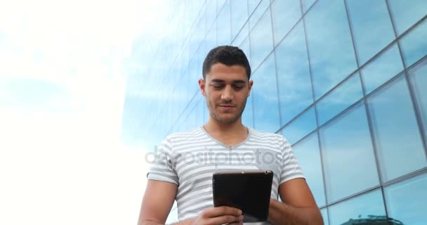 Dirigente Maschio Utilizzando Tablet Digitale Uffici Locali — Video Stock