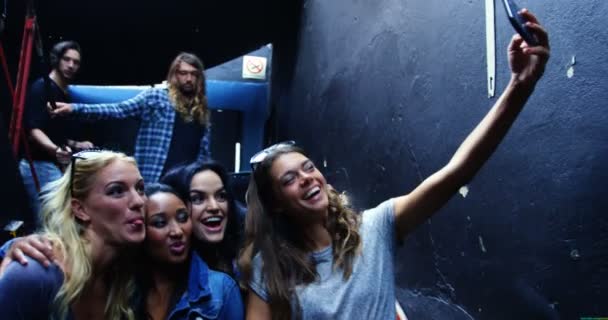 Grupo Jóvenes Amigos Tomando Una Selfie Los Escalones — Vídeo de stock