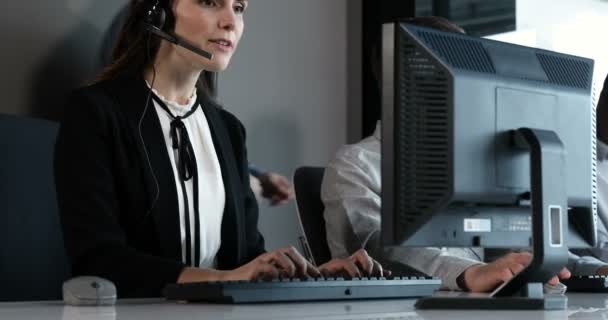Customer Service Executive Trainer Monitoring Her Team Office — Stock Video