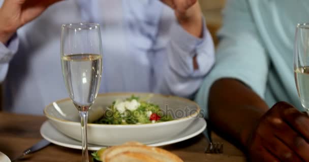 Mujer Tomando Fotos Comida Mesa Del Restaurante — Vídeos de Stock