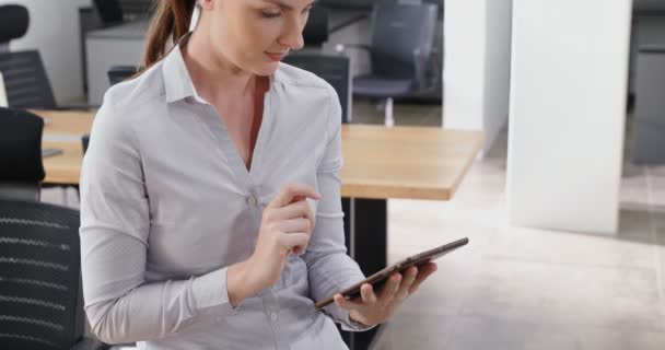 Femme Exécutive Utilisant Une Tablette Numérique Dans Bureau — Video