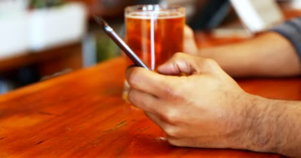 Счастливый Человек Пользующийся Мобильным Телефоном Время Распития Пива Баре — стоковое видео