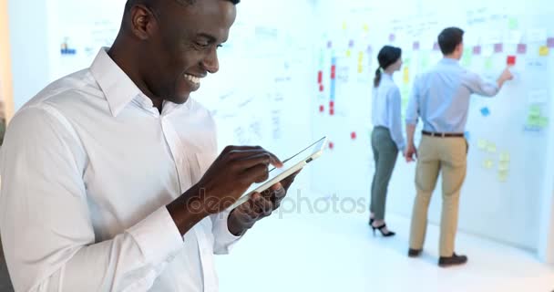 Ejecutivo Masculino Usando Tableta Digital Oficina — Vídeo de stock