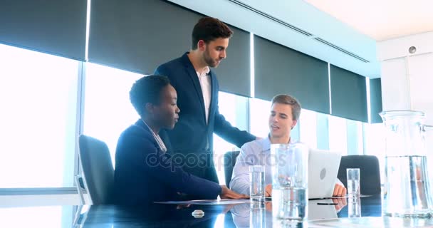 Compañeros Negocios Discutiendo Sobre Documento Oficina — Vídeo de stock