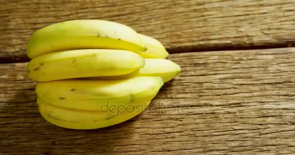 Bos Van Verse Bananen Houten Tafel — Stockvideo