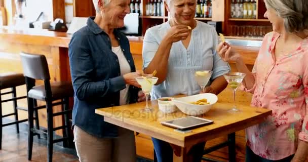 Gli Amici Anziani Mangiano Snack Mentre Bevono Cocktail Nel Bar — Video Stock