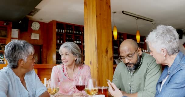 Kıdemli Arkadaşlar Cep Telefonu Görürken Bar Şarap Kullanarak — Stok video