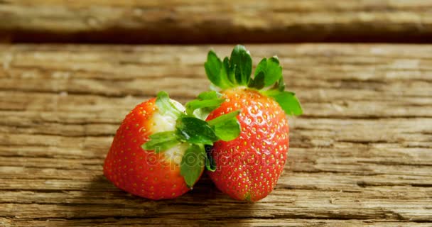 Nahaufnahme Von Erdbeeren Auf Holzoberfläche — Stockvideo