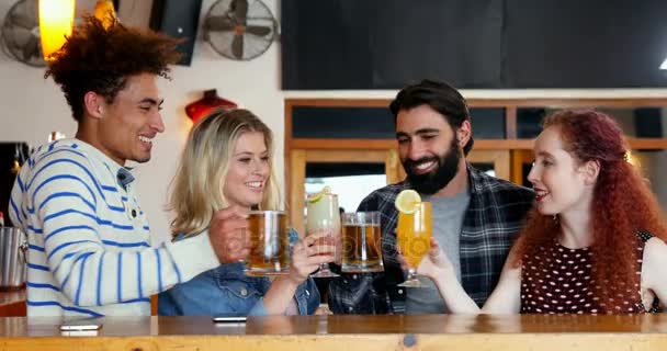 Grupo Amigos Tendo Bebida Bar — Vídeo de Stock