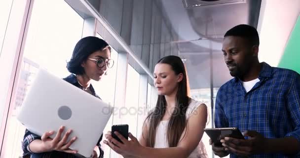 Executivos Masculinos Femininos Discutindo Sobre Dispositivos Eletrônicos Escritório — Vídeo de Stock