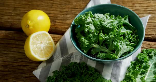 Primer Plano Verduras Hoja Verde Tazón Mesa Madera — Vídeos de Stock