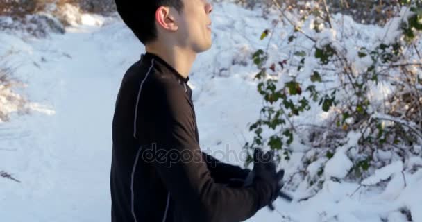 Uomo Che Riscaldamento Nella Foresta Durante Inverno — Video Stock