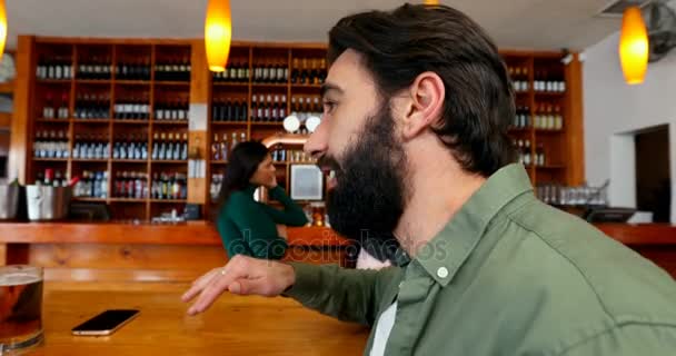 Amigos Brindando Taza Cerveza Bar — Vídeos de Stock