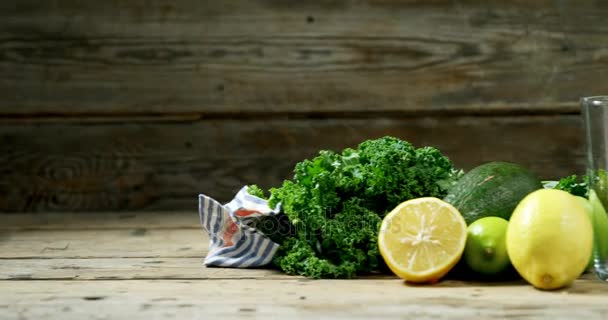 Primer Plano Verduras Hoja Con Frutas Jugo Fabricante — Vídeos de Stock