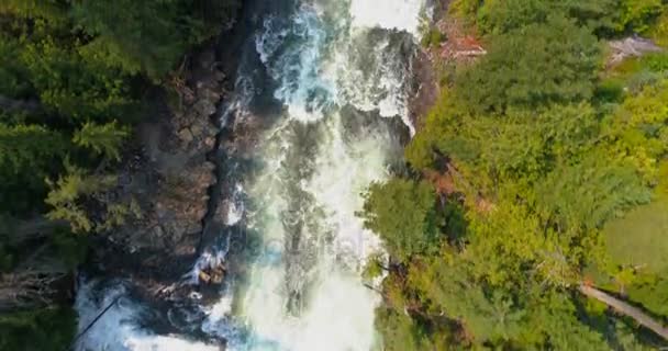 Luchtfoto Van Mooie Water Val Door Bos Klif Een Zonnige — Stockvideo