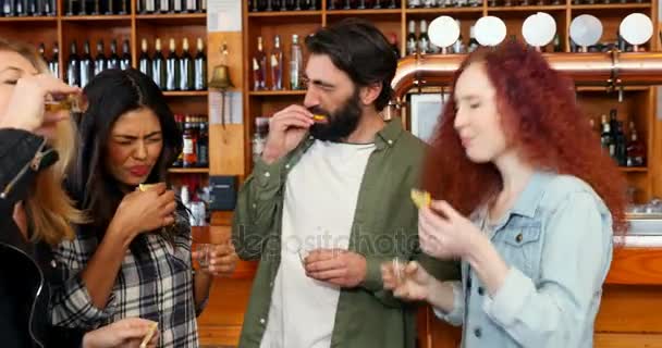 Amigos Felizes Tendo Tequila Tiro Balcão Bar — Vídeo de Stock