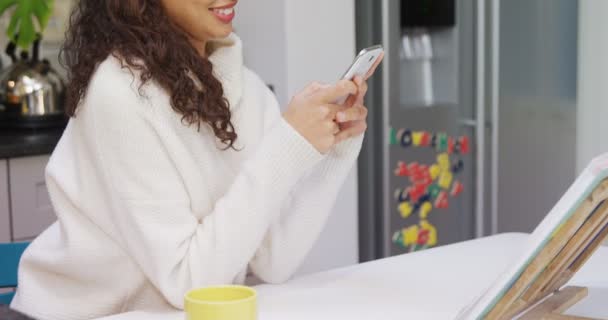 Mujer Feliz Apoyada Mostrador Cocina Usando Teléfono Móvil Casa — Vídeos de Stock