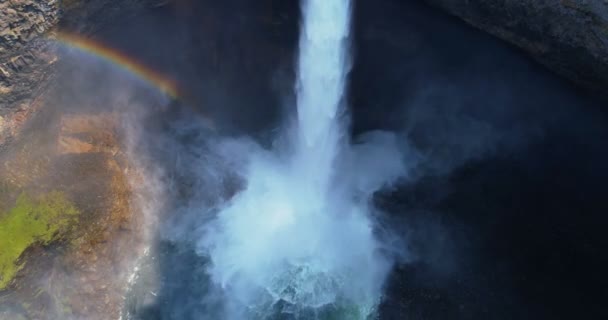 Antenne Von Schönen Wasserfall Und Regenbogen Einem Sonnigen Tag — Stockvideo