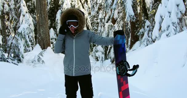 Mujer Con Monopatín Hablando Teléfono Móvil Nieve — Vídeos de Stock