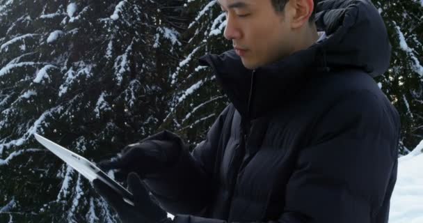 Homme Vêtements Chauds Utilisant Une Tablette Numérique Pendant Hiver — Video