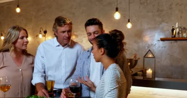 Groep Vrienden Met Elkaar Praten Het Restaurant — Stockvideo