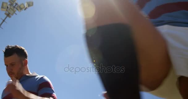 Zdecydowany Rugbysta Robi Miejsce Spacerowe Słoneczny Dzień — Wideo stockowe