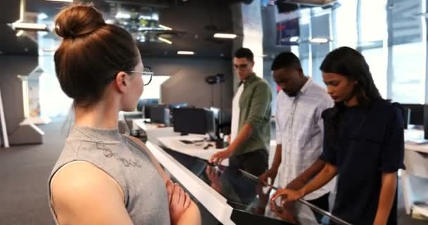 Giovane Levigatura Esecutiva Femminile Con Braccia Incrociate Mentre Colleghi Lavorano — Video Stock