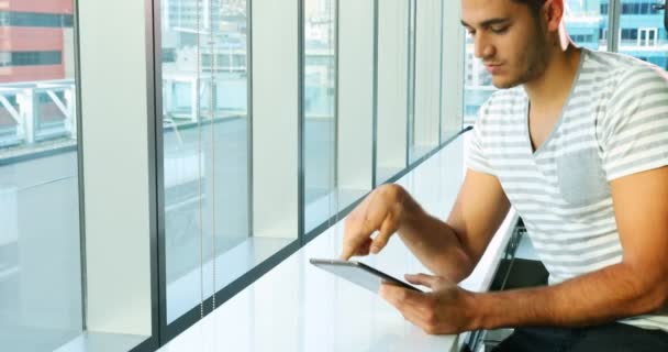 Ejecutivo Masculino Usando Tableta Digital Oficina — Vídeo de stock