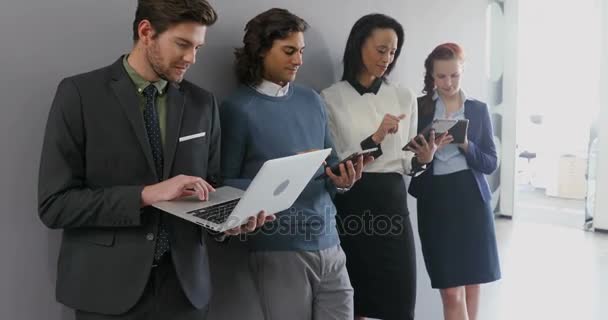 のオフィスでラップトップ コンピューターおよびデジタル タブレットを使用して幹部のグループ — ストック動画