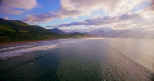 Ampio Colpo Mare Verdi Colline Durante Tramonto — Video Stock