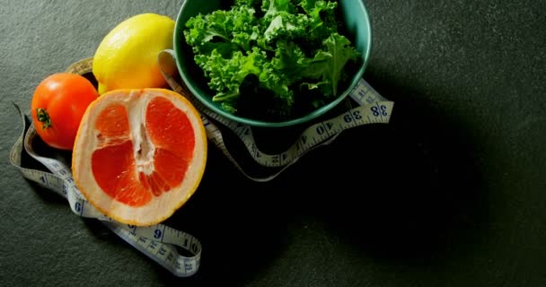 Närbild Bladgrönsaker Grönsaker Sweet Lime Citron Tomat Med Måttband — Stockvideo