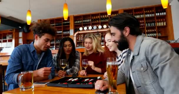 Mutlu Arkadaş Bar Içecekler Görürken Tavla Oynamak — Stok video