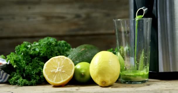 Saft Wird Saftpresse Auf Holztisch Gemahlen — Stockvideo