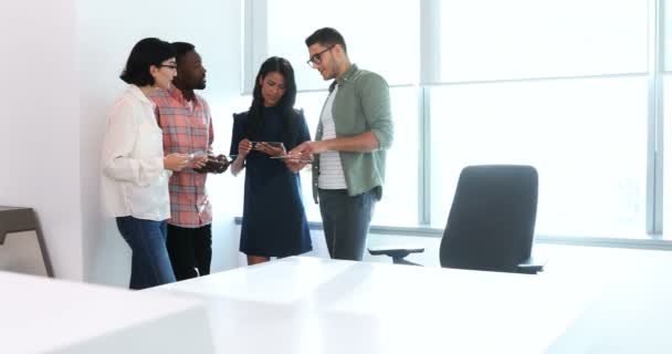 Compañeros Negocios Que Utilizan Tableta Digital Vidrio Sala Conferencias Oficina — Vídeo de stock