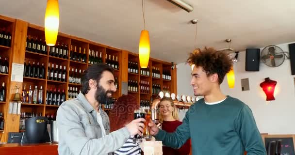 Amigos Masculinos Jugando Jenga Mientras Toman Cerveza Bar — Vídeo de stock