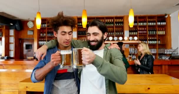 Amigos Brindando Copo Cerveja Balcão Bar — Vídeo de Stock